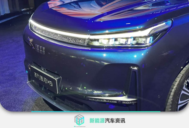 样板车司机在高速收费站倒车 尾部直插后车驾驶室