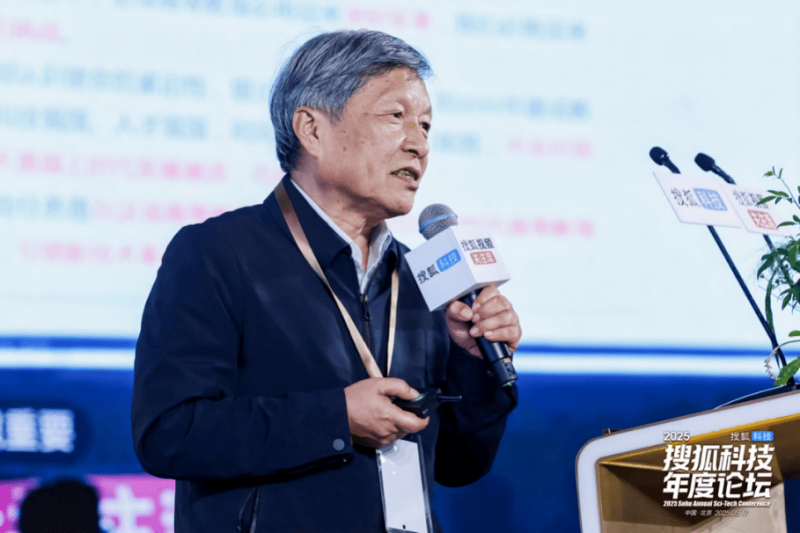 老年人郑州医疗机构问诊下跪致谢 护士跪地还礼