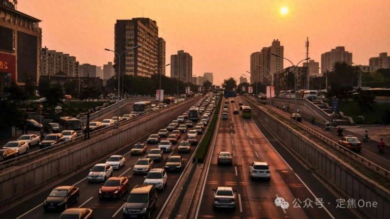 男司机勒女乘客脖子路上狂奔 民警追赶逼停