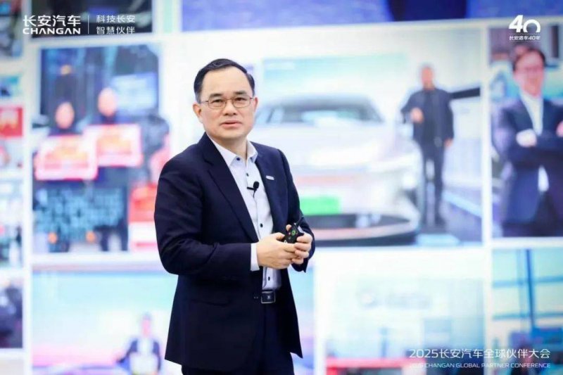 丈夫遭车祸智力相当于六七岁儿童 女教师带着丈夫上班