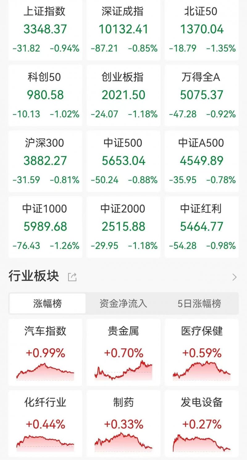 男孩捡手铐戴上取不下 消防官兵帮忙剪断
