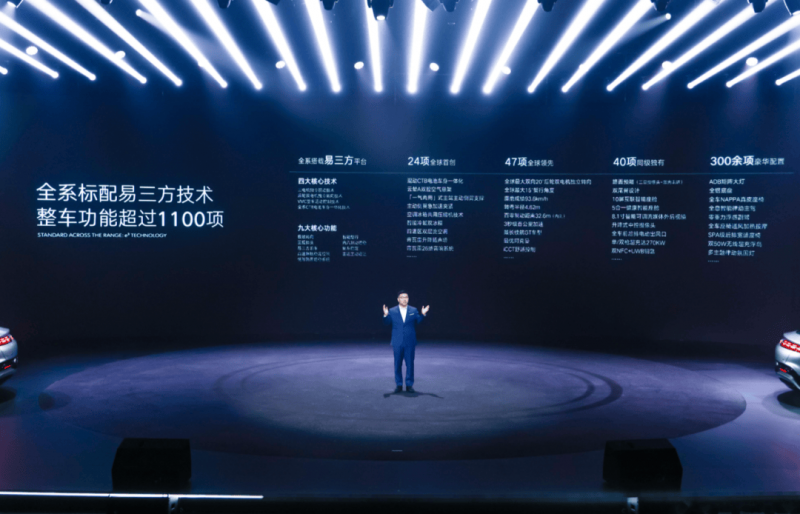 郑机城铁“公交化”开行 高峰期车厢满满都是人